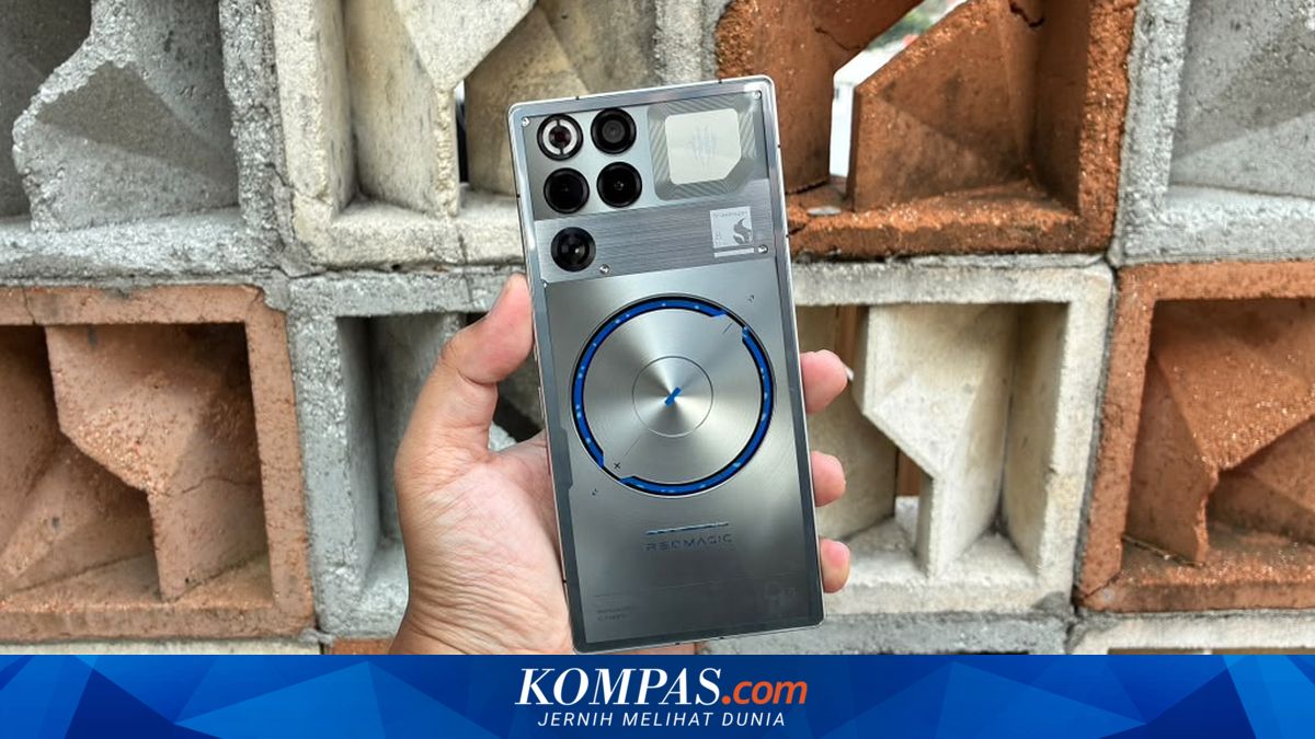 Saya Memegang RedMagic 11S Pro, HP Gaming yang Kipas Pendinginnya Terlihat dari Luar