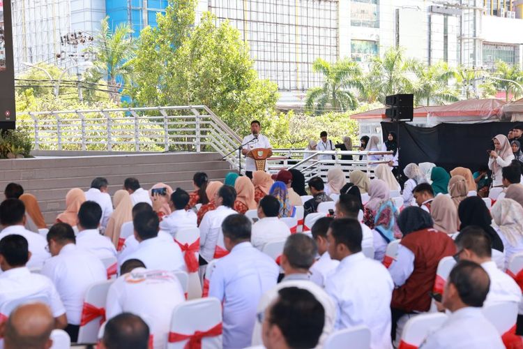 Pj Gubernur Sulsel Zudan Arif Fakrulloh terlihat memimpin langsung gerakan gemar makan telur dan lomba mewarnai di Lapangan Karebosi, Sulsel, Rabu (9/10/2024).