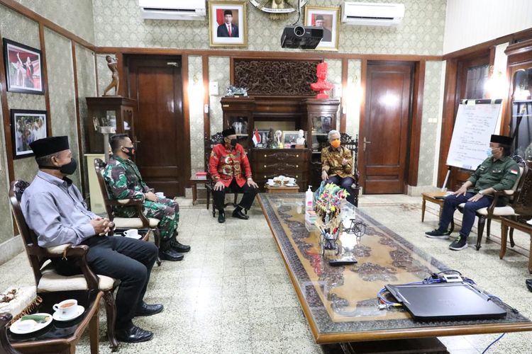 Gubernur Jawa Tengah Ganjar Pranowo menerima kedatangan Wali Kota Tegal Dedy Yon bersem
