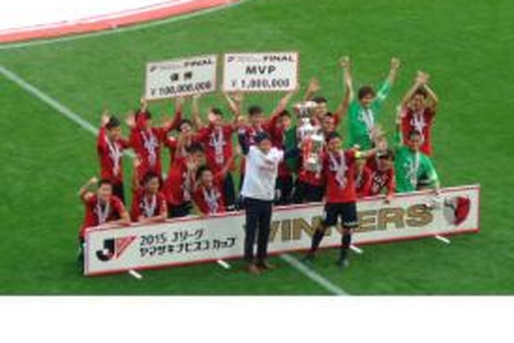 Kapten Kashima Antlers, Mitsuo Ogasawara (memegang piala-kanan), berpose bersama rekan-rekannya usai mengalahkan Gamba Osaka 3-0 untuk menjuarai J League Yamazaki Nobisco Cup di Stadion Saitama 2002, Sabtu (31/10/2015). Ogasawara terpilih menjadi MVP turnamen ini.