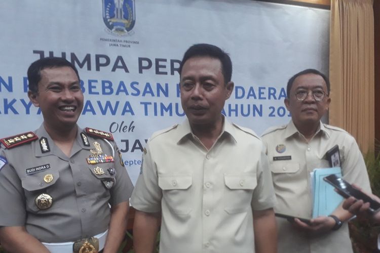 Kepala Dinas Pendapatan Daerah Jawa Timur, Boedi Prijo (tengah)