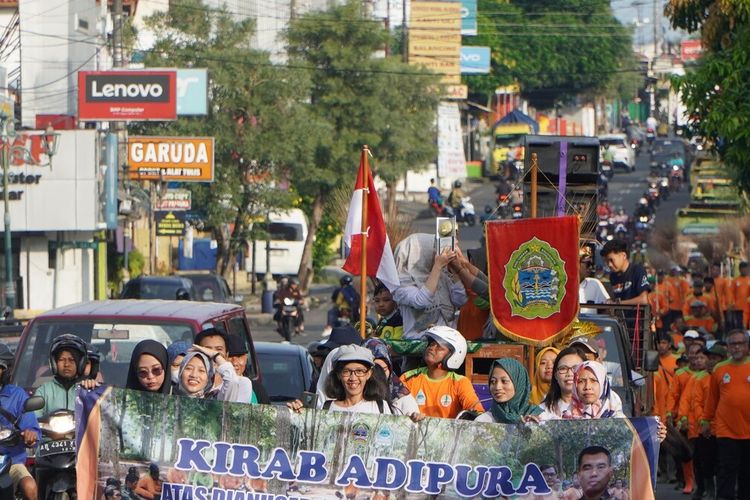 Arak-arakan piala Adipura okeh petugas Kebersihan di Kota Wonosari, Gunungkidul, DI Yogyakarta. Jumat (8/3/2024) pagi