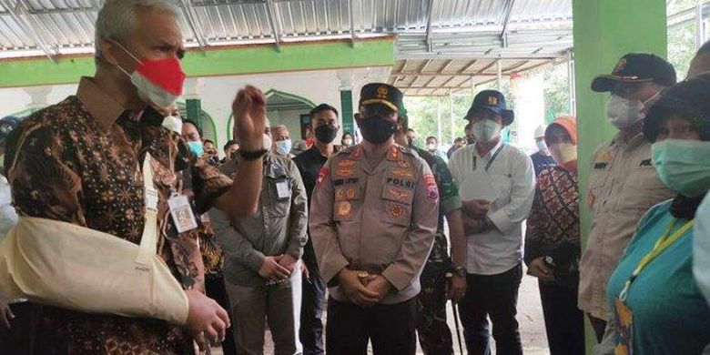 Gubernur Jawa Tengah, Ganjar Pranowo, menemui sejumlah warga Desa Wadas, Purwokerto. Kedatangan Ganjar terjadi setelah sebelumnya, warga yang menolak pembangunan pertambangan quarry terlibat ketegangan dengan aparat gabungan dari TNI-Polri.