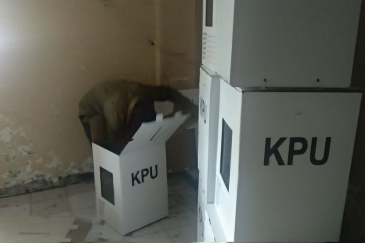 Petugas KPU Gunungan melakukan perakitan kotak suara di bekas kantor Pengadilan Agama Wonosari, Gunungkidul, Rabu (13/2/2019)