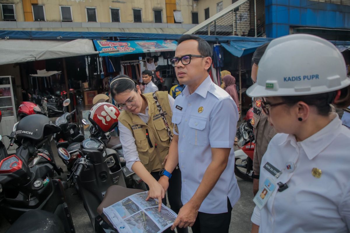 Wali Kota Bogor Bima Arya Sugiarto saat meninjau pelaksanaan pekerjaan penataan kawasan Pasar Kebon Kembang.