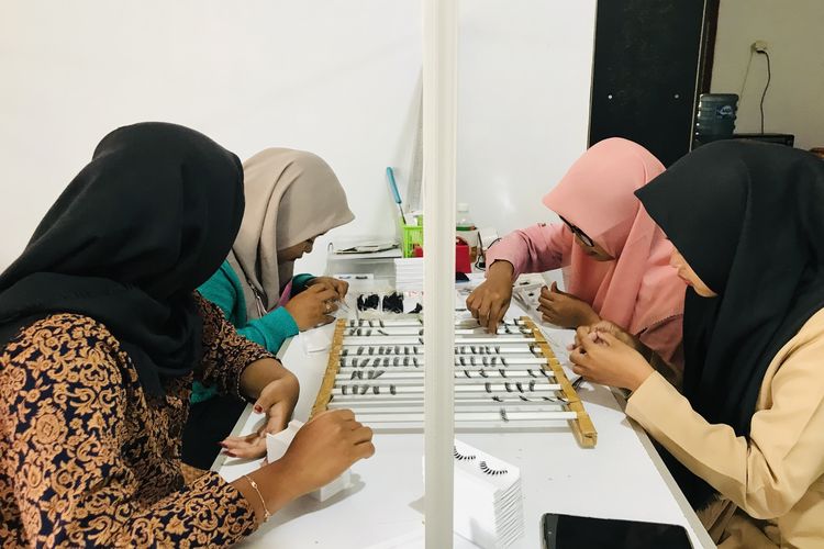 Sejumlan perajin sedang membuat bulu mata palsu di sebuah rumah di kawasan Purworejo, Jawa Tengah pada pertengahan Februari 2023 lalu.
