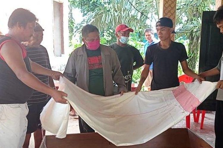 
Warga Toraja melangsungkan ritual Ma'Nene di Jalan Persemaian, RT 010 Kelurahan Nunukan Barat, Kabupaten Nunukan, Kamis (01/04/2021), pagi
