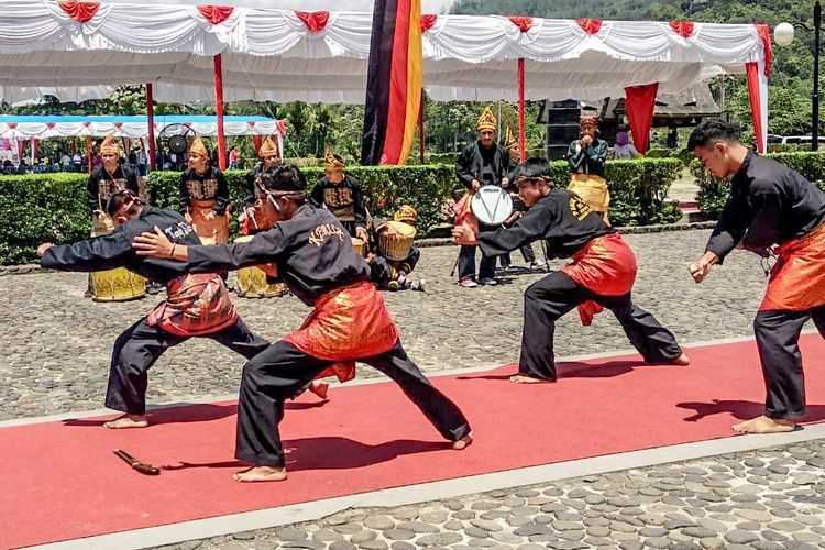 Pertunjukan tari di Tour de Singkarak 2019. 