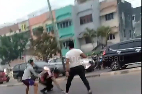 Viral Video 2 Anggota TNI Adu Jotos dengan Polisi di Tengah Jalan