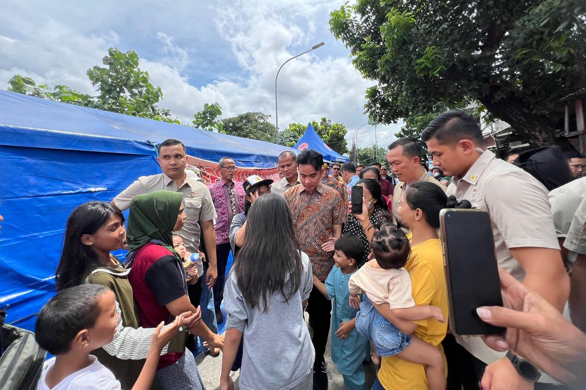 Gibran ke Posko Korban Kebakaran Kemayoran, Bawa Sembako dan Susu