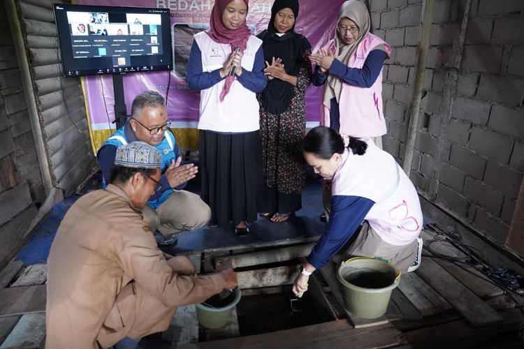 General Manager PLN UID Kalimantan Barat, Joice Lanny Wantania (bawah kanan), melakukan peletakan batu pertama program bedah rumah oleh Srikandi PLN Group Kalimantan Barat, bersama Kepala Desa Kuala Dua, Kubu Raya, Abas, S.Ag., (bawah kiri) dan Ketua Srikandi PLN UID Kalbar, Mitri Marlina Muis (Berdiri tiga dari kiri).
