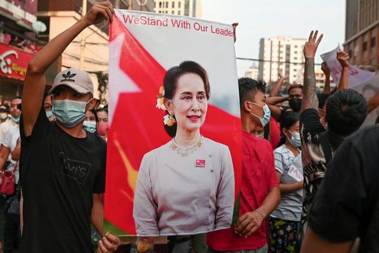 Poster Aung San Suu Kyi dibawa demonstran yang menolak kudeta militer dan meminta pembebasan Suu Kyi selaku pemimpin terpilih di Yangon, Myanmar, (6/2/2021).