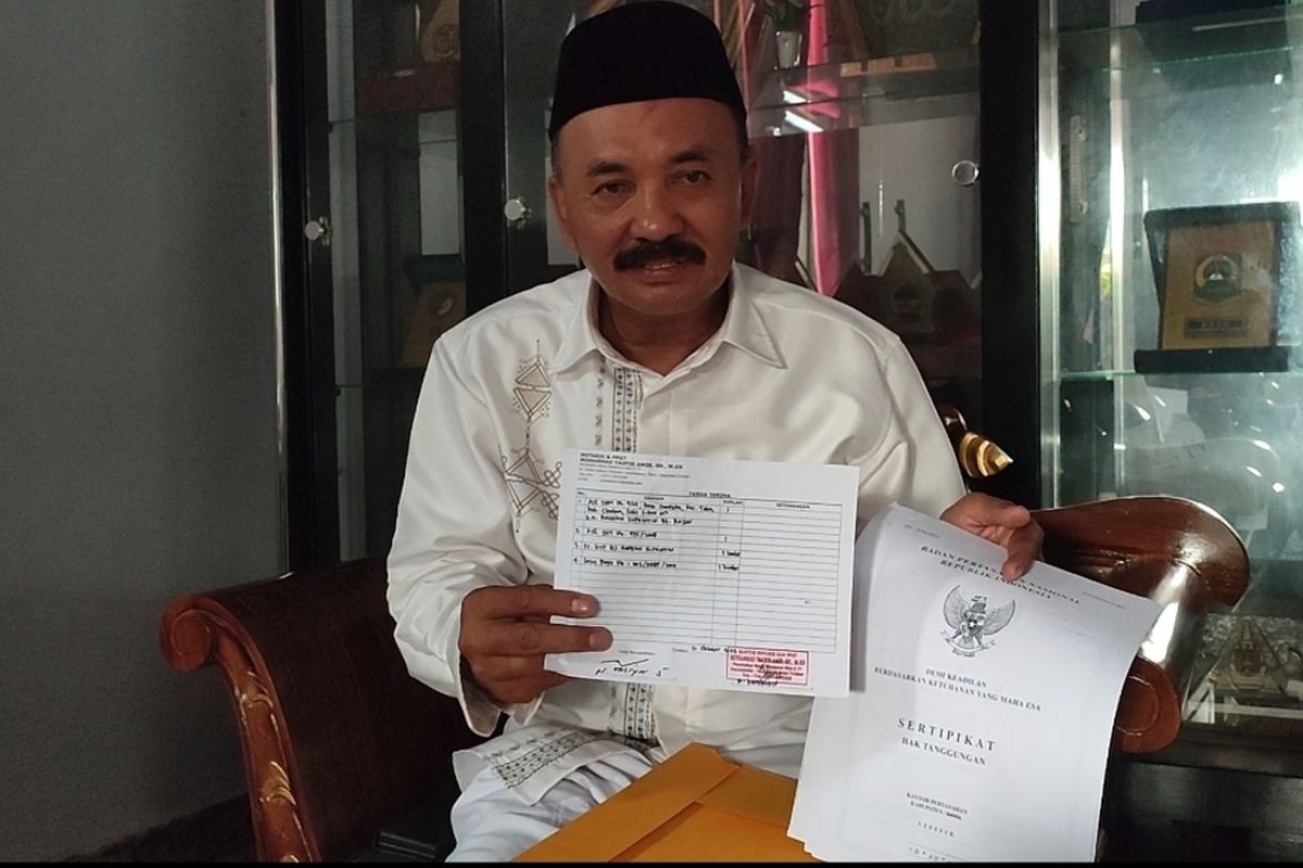 Tasiya Soemadi, mantan Ketua DPC PDIP Kabupaten Cirebon, yang menyegel kantor DPC PDIP, menunjukkan sertifikat bukti kepemilikan tanah kepada Kompas.com, Senin (5/6/2023).