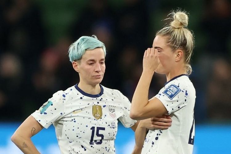 Reaksi Megan Rapinoe dan Kristie Mewis setelah timnas putri Amerika Serikat kalah 4-5 dari Swedia pada babak adu penalti dan tersingkir dari Piala Dunia Wanita 2023. Laga Swedia vs Amerika Serikat pada babak 16 besar Piala Dunia Wanita 2023 berlangsung di Stadion Melbourne Rectangular, Minggu (6/8/2023). (Photo by Robert Cianflone/Getty Images) (Photo by ROBERT CIANFLONE / GETTY IMAGES ASIAPAC / Getty Images via AFP)