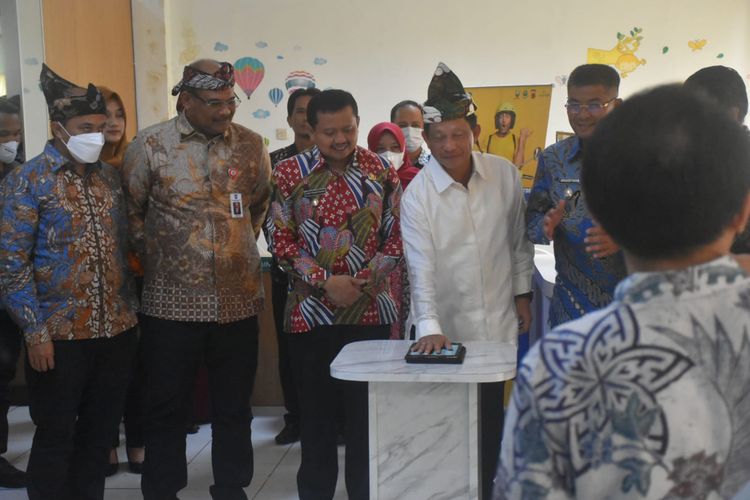 Peluncuran aplikasi Sumedang Public Service Metaverse (Super Meta) yangditandai dengan penekanan tombol oleh Menteri Dalam Negeri RI Tito Karnavian dan disaksikan Bupati Sumedang H Dony Ahmad Munir dan Wakil Bupati Sumedang Erwan Setiawan di Mal Pelayanan Publik (MPP) Sumedang, Jum'at (21/10/2022).