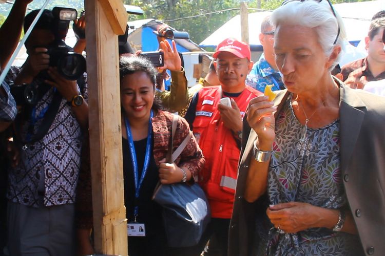 Lombok Barat, Kompas.Com Direktur IMF Christine Lagarde mencicipi ubi goreng buatan korban grmpa di Desa Guntur Macan Kecamatan Gunung Sari, Lombok Barat, saat mengunjungi korban gempa , Senin (8/10) bersama Menko Maritim dan Mentro Keuangan 