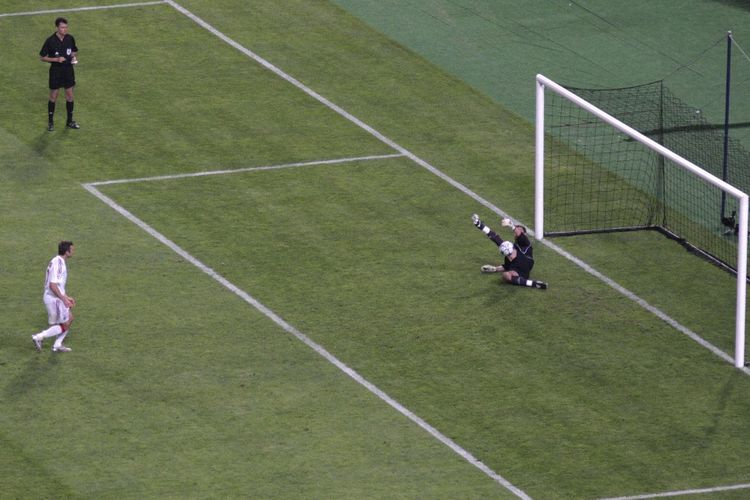 Kiper Liverpool Jerzy Dudek menepis sepakan penalti striker AC Milan Andriy Shevchenko yang menjadi penentu kemenangan timnya pada laga final Liga Champions 2004-2005 di Stadion Ataturk, Istanbul, Turki, 25 Mei 2005.