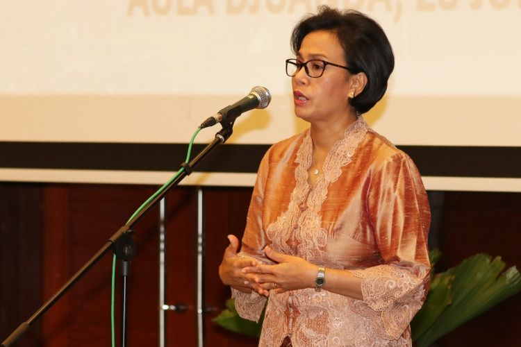 Menteri Keuangan Sri Mulyani Indrawati memberikan pengarahan saat pelantikan pejabat eselon satu Kementerian Keuangan di Jakarta, Jumat (28/7/2017). Menteri Keuangan Sri Mulyani Indrawati mengangkat pimpinan tinggi madya yakni Luky Alfirman sebagai Staf Ahli Bidang Kebijakan Penerimaan Negara menggantikan Astera Primanto Bhakti, dan Arif Baharudin sebagai Staf Ahli Bidang Kebijakan dan Regulasi Bidang Keuangan dan Pasar Modal menggantikan Isa Rachmatawarta. 