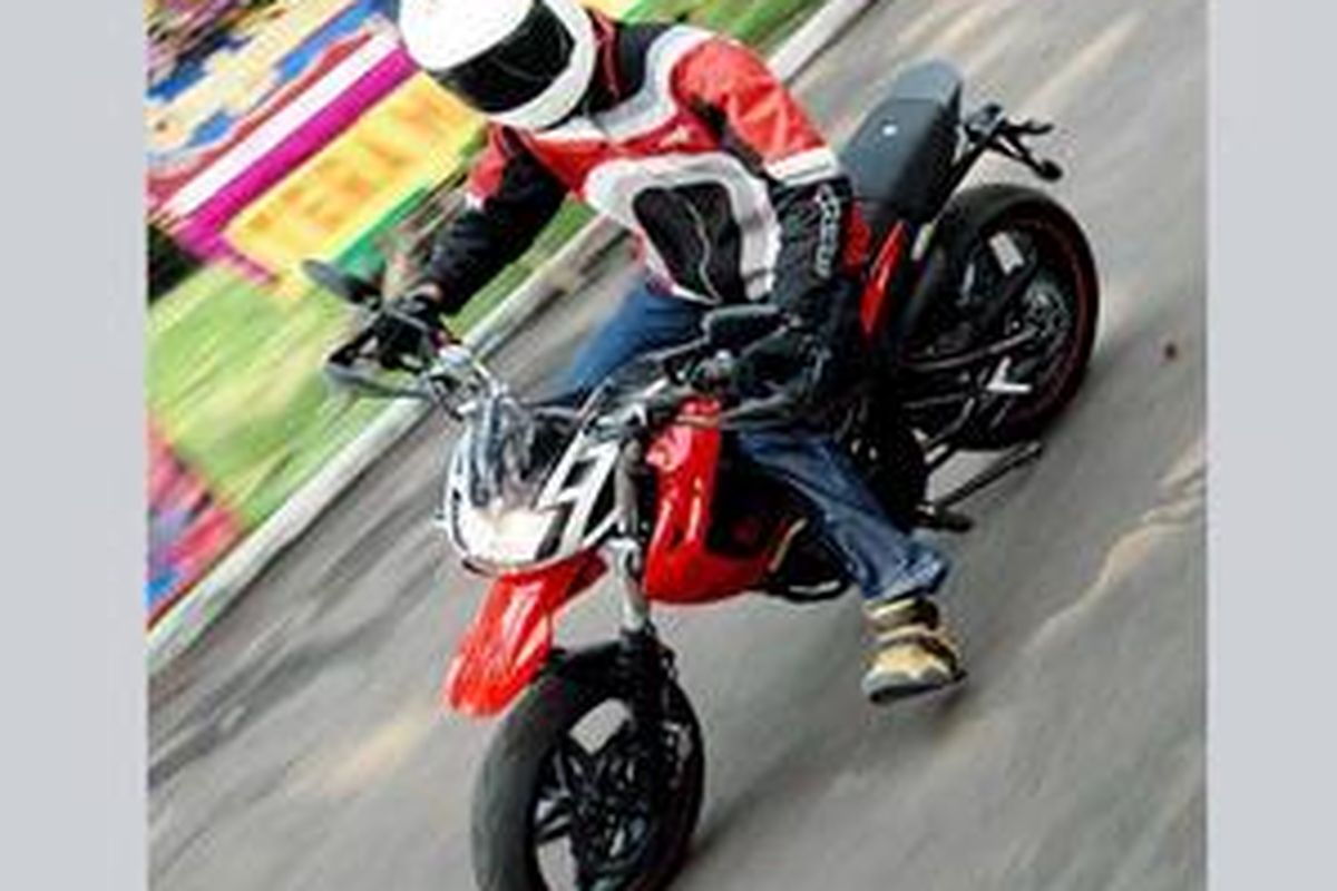 Megelli 250M. Mudah manuver di tikungan