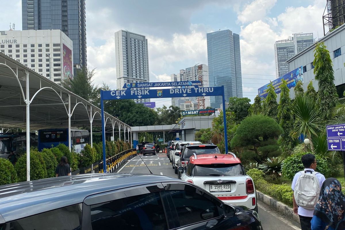 Antrean Drive Thru Samsat Mengular, Wadirlantas Polda Metro: Orang Baru Masuk Kerja Semua