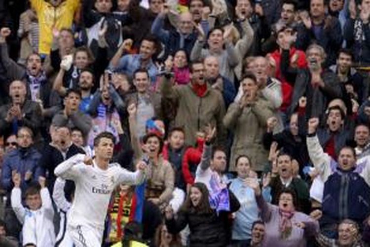 Pemain Real Madrid, Cristiano Ronaldo, merayakan gol yang dicetaknya ke gawang Real Sociedad dalam lanjutan La Liga di Santiago Bernabeu, Sabtu (9/11/2013). Ronaldo mencetak hattrick untuk membawa Madrid menang 5-1.