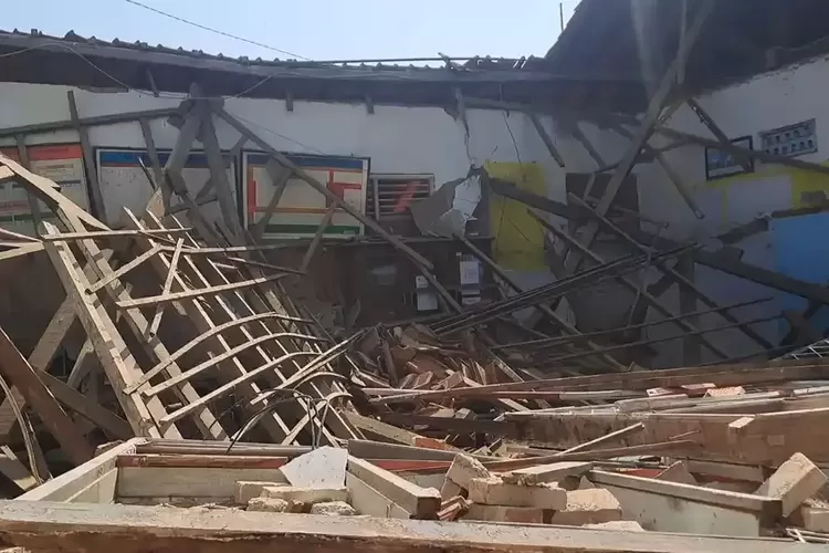 Puluhan Tahun Tak Direhabilitasi, Bangunan SDN 2 Tugu Indramayu Ambruk