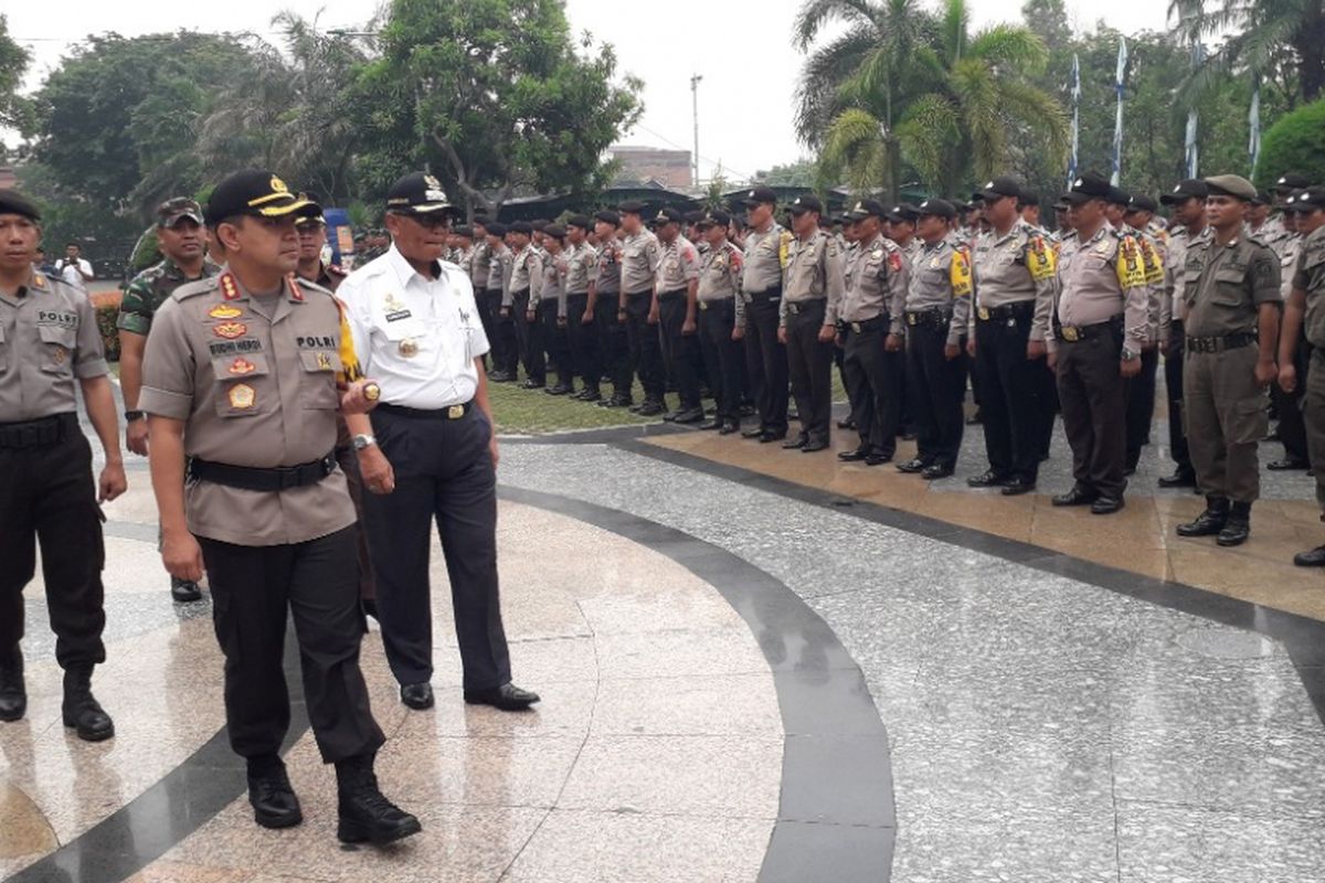 Kapolres Metro Jakarta Utara Kombes Budhi Herdi Susianto dan Wali Kota Jakarta Utara Syamsuddin Lologau dalam apel pengamanan Pemilu di Kantor Wali Kota Jakarta Utara, Rabu (20/2/2019).