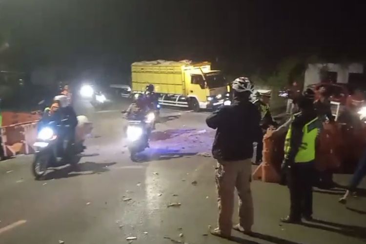 Antusiasme pengendara memasuki jalur Gumitir saat perdana dibuka di Kabupaten Jember, Kamis (4/9/2025) malam.