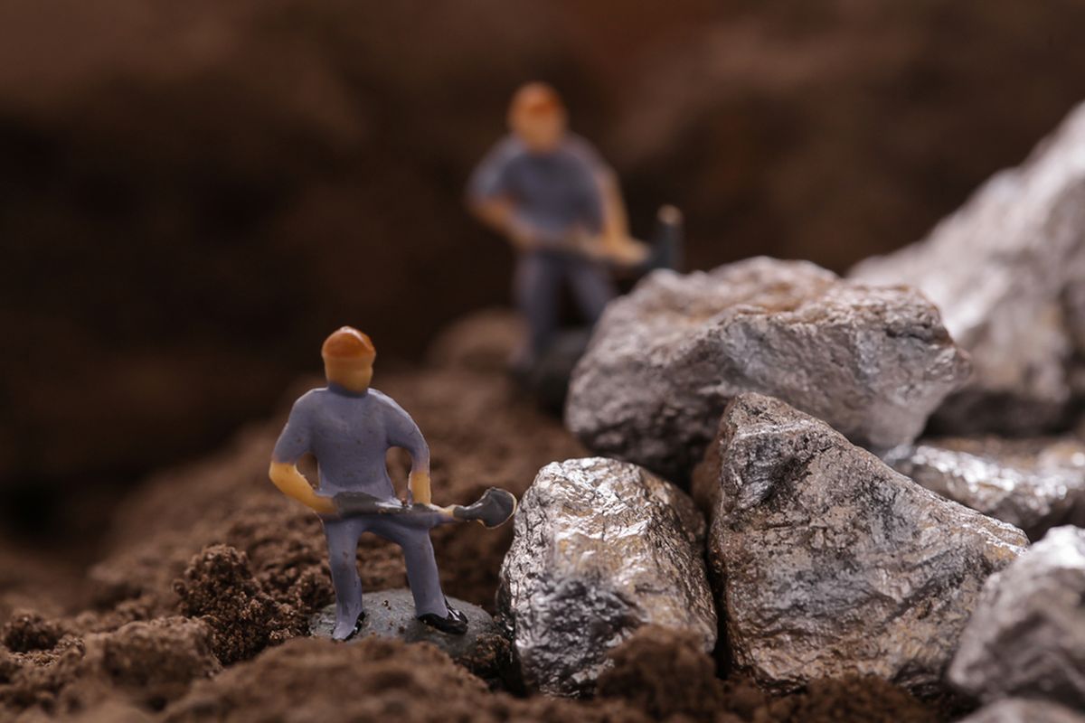 Kementerian Energi dan Sumber Daya Mineral (ESDM) tengah melakukan investigasi dugaan ekspor bijih nikel ilegal ke China.