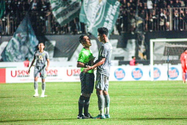 Gelandang Persebaya Surabaya, Marselino Ferdinan (kanan), melakukan protes kepada wasit laga PSS Sleman vs Persebaya Surabaya di Stadion Maguwoharjo, Sabtu (27/8/2022) malam WIB.
