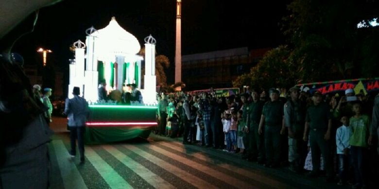 Kendaraan hias dengan miniatur mesjid meramaikan pawai takbiran di Kota Banda Aceh menyambut hari raya idulfitri yang dirayakan pada Jumat (15/6/2018). 