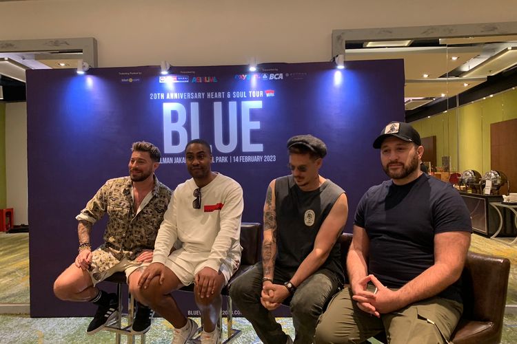 Para personel BLUE (dari kiri ke kanan) Lee Ryan, Simon Webbe, Antony Costa dan Duncan James dalam konferensi pers di Hotel Pullman Jakarta, Selasa (14/2/2023).