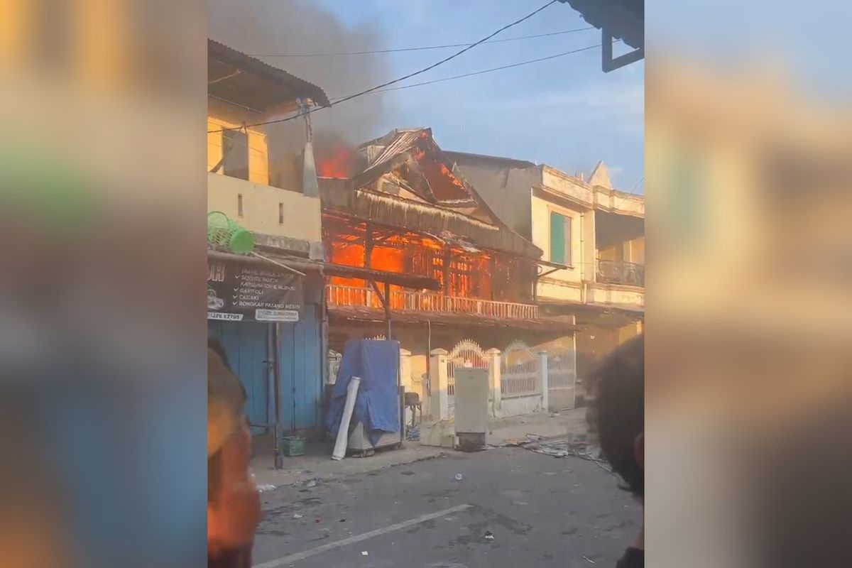 Salah satu rumah yang terbakar akibat tawuran antarwarga di Jalan Kandea 3, Kecamatan Tallo, Kota Makassar, Sulawesi Selatan (Sulsel), Selasa (23/9/2025).