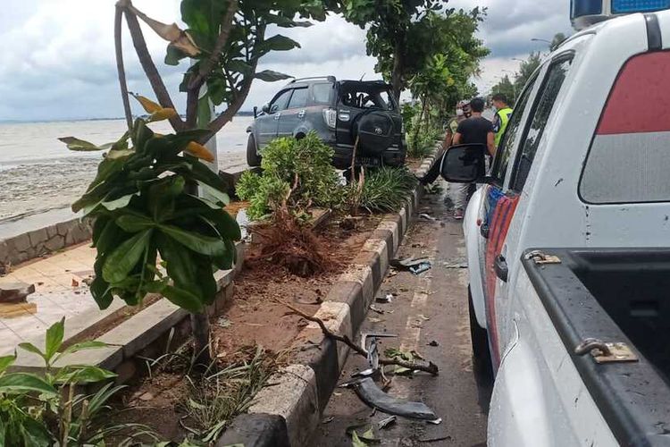 Kondisi Mobil Rush yang hampir terjun ke laut usai tertabrak truk dari belakang di Tuban