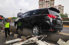 Mobil Tabrak Separator Flyover Kuningan, Polisi: Kurang Hati-hati lalu Mobil Oleng 