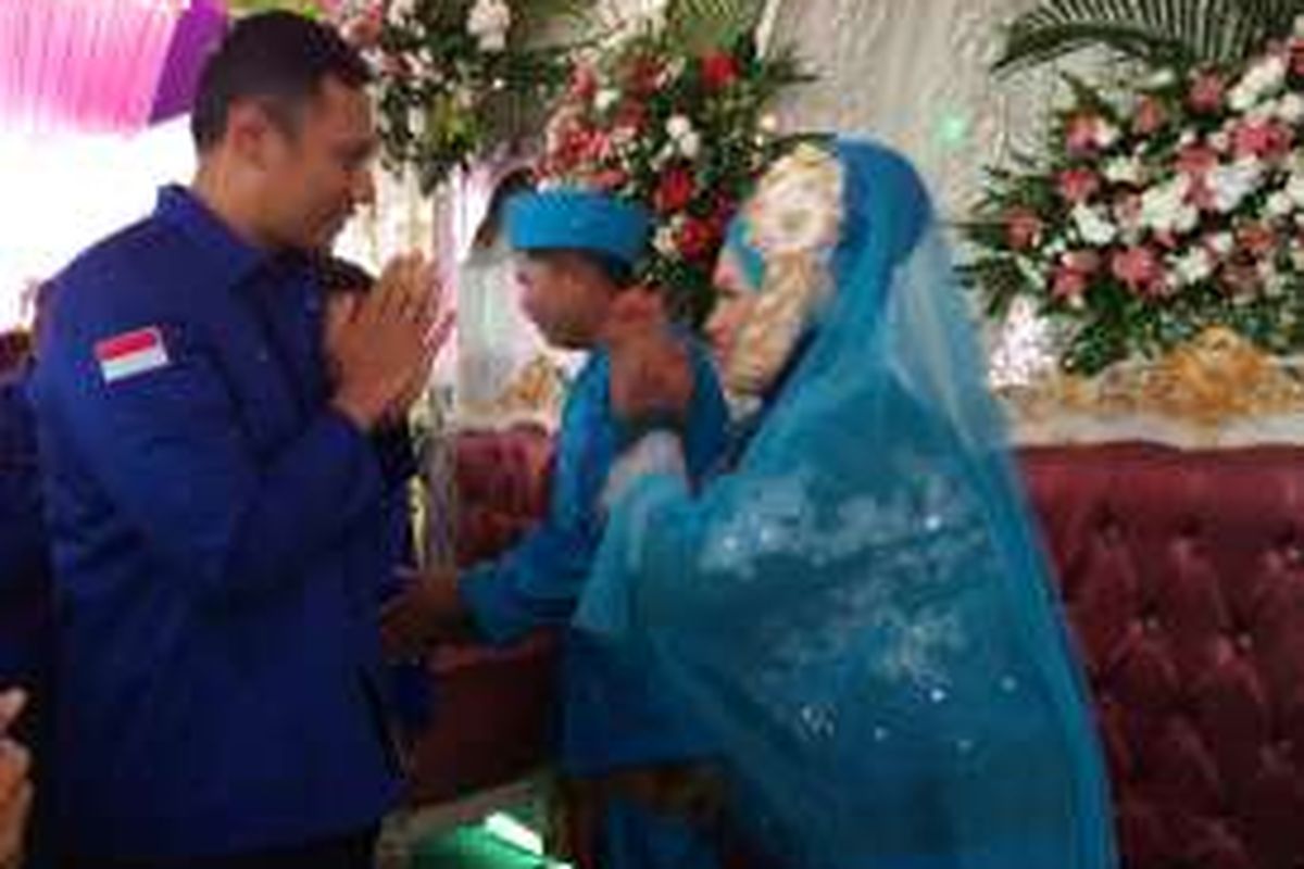 Calon gubernur DKI Jakarta, Agus Harimurti Yudhoyono, menyempatkan diri untuk datang ke nikahan warga di Marunda, Jakarta Utara, Sabtu (7/1/2017). Kedatangan Agus di sela-sela kampanye di Marunda.