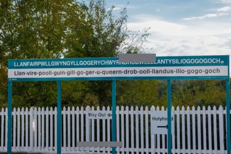 Llanfairpwllgwyngyllgogerychwyrndrobwllllantysiliogogogoch di Wales terdiri dari 58 kata yang letaknya berada di Anglesey dan memiliki arti yang panjang pula.