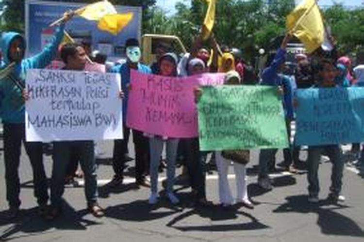 Aksi mahasiswa menuntut pengungkapan tuntas kematian Munir di Hari Hak Asasi Dunia Selasa (10/12/2013)