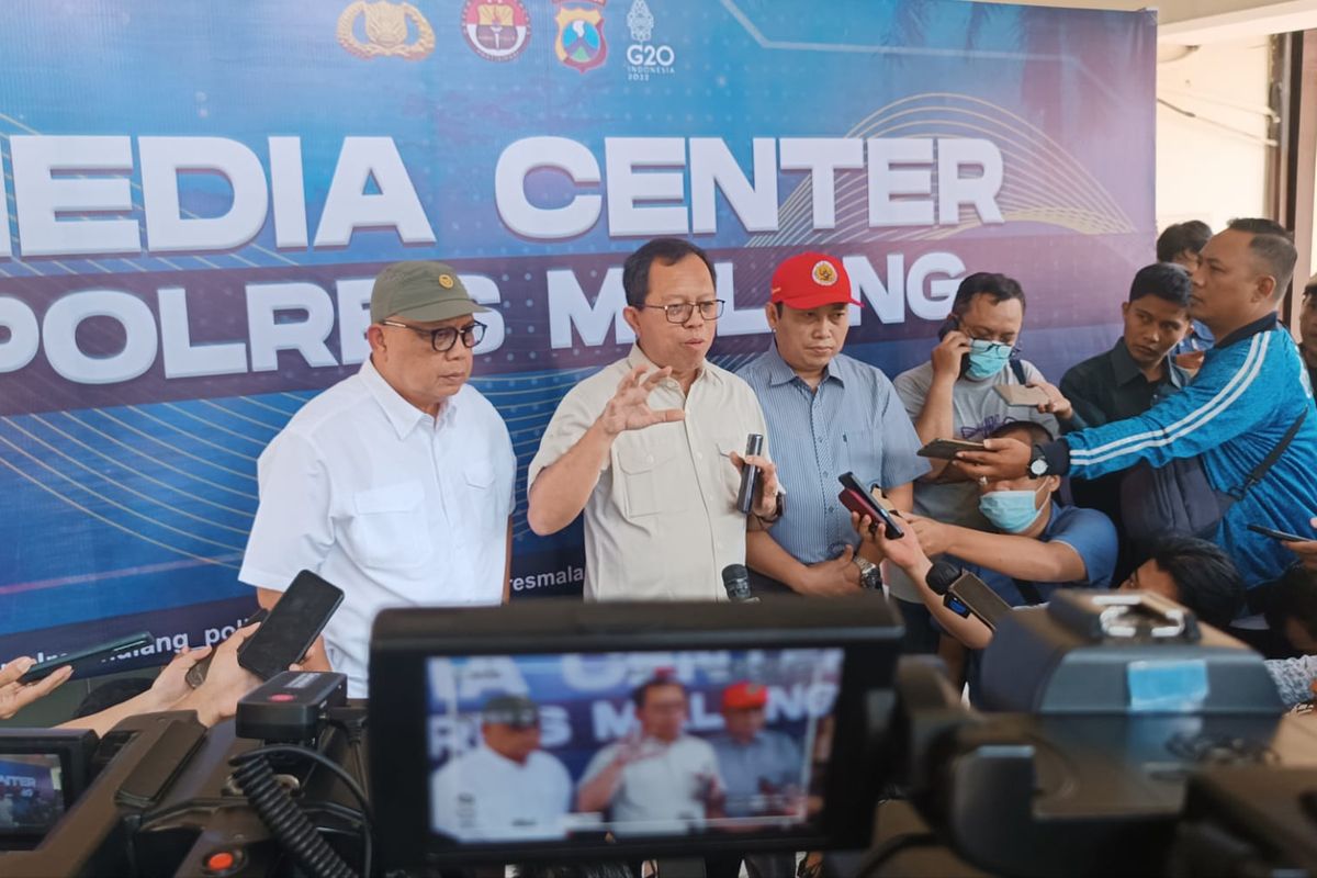 Komisioner Kompolnas, Albertus Wahyurudhanto konferensi pers di Mapolres Malang, Selasa (4/10/2022).