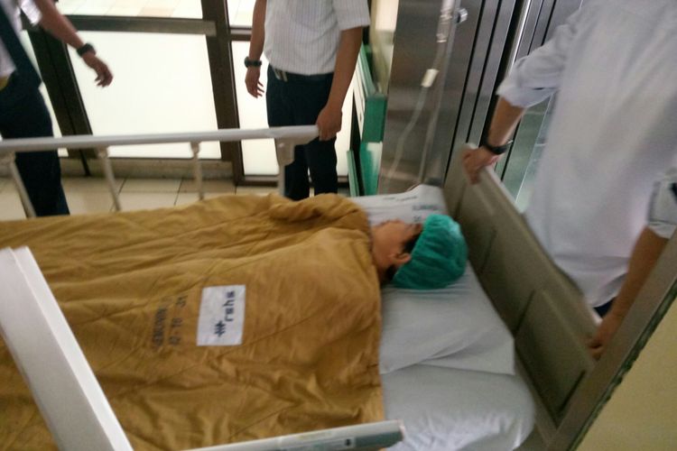 Asep Yaya (9) terlihat lemah terbaring diatas kasur dorong usai pengangkatan peluit yang bersarang di saluran pernafasannya.
