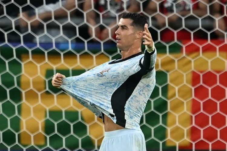 Reaksi penyerang Portugal, Cristiano Ronaldo, dalam lanjutan fase Grup F Euro 2024 antara Georgia vs Portugal di Arena AufSchalke pada 26 Juni 2024.