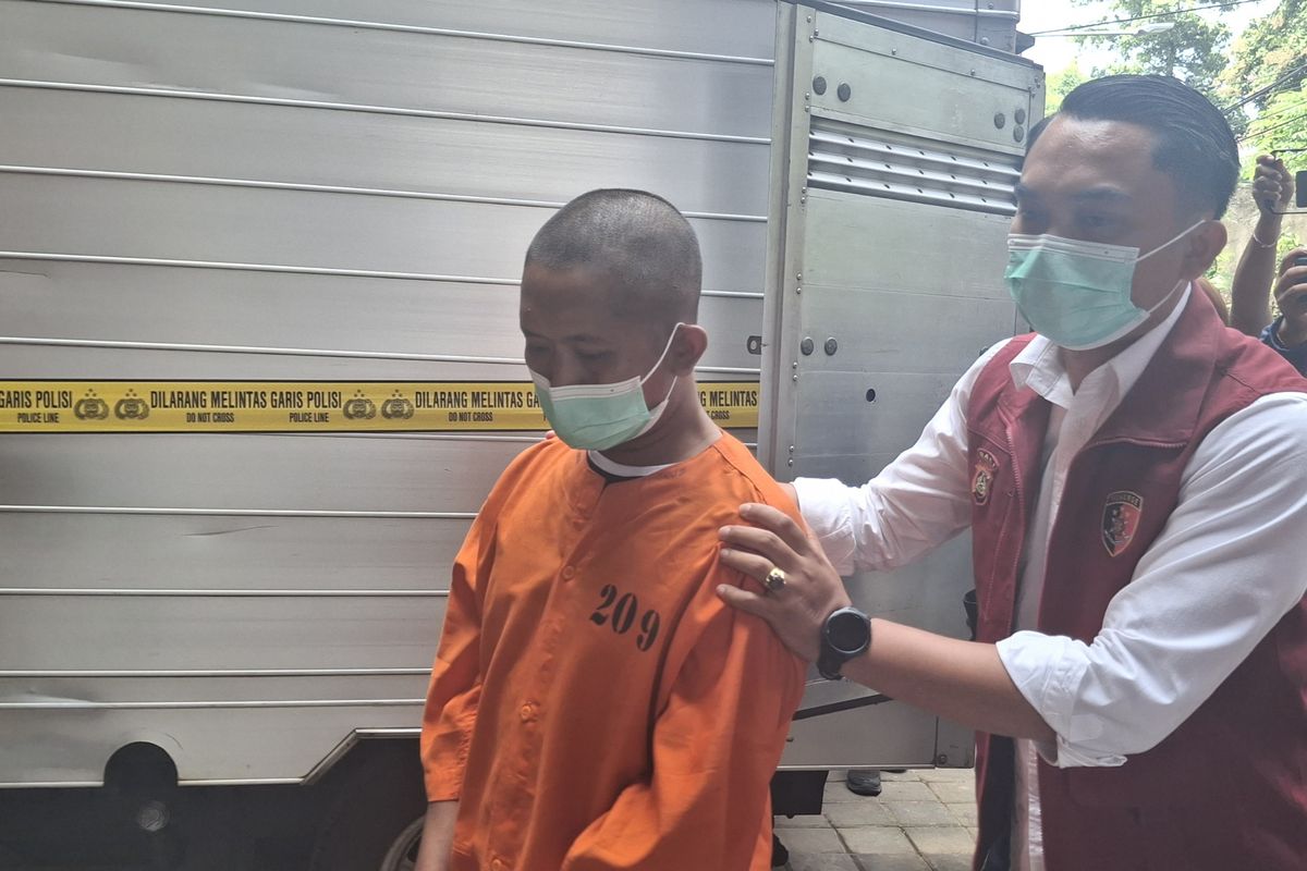 KA, tersangka penimbunan BMM jenis bio solar saat dihadirkan dalam jumpa pers di gedung Dirkrimsus Polda Bali, pada Senin (24/3/20225). KOMPAS.COM/ Yohanes Valdi Seriang Ginta 