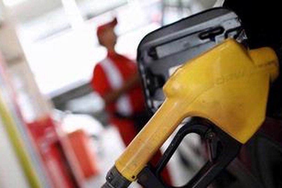 Ilustrasi : Petugas mengisi bahan bakar minyak (BBM) bersubsidi jenis premium ke mobil pelanggan  di SPBU  