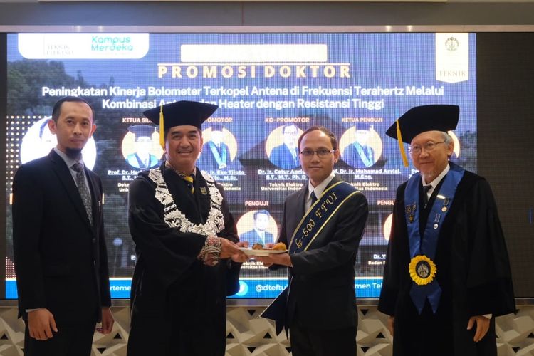 Arie Pangesti Aji (kedua dari kanan) saat dinyatakan lulus Doktor Fakultas Teknik (FT) Universitas Indonesia (UI) dengan IPK 4.