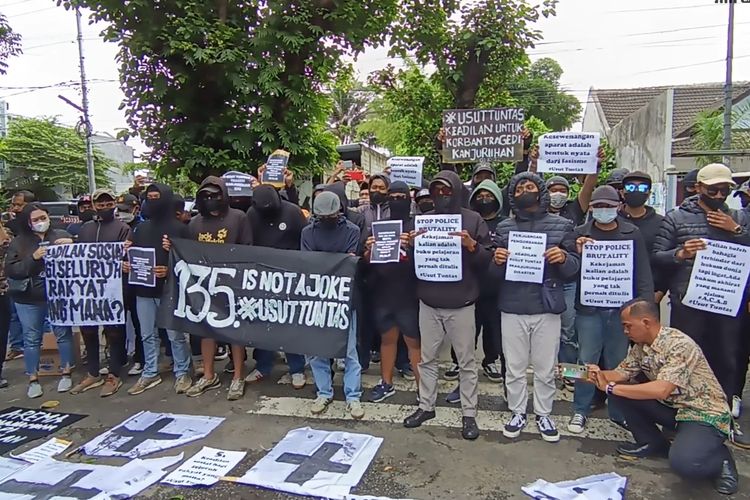 Puluhan masyarakat menggelar aksi di depan gedung DPRD Kabupaten Malang, tuntut keadilan terkait Tragedi Kanjuruhan, Kamis (27/10/2022).