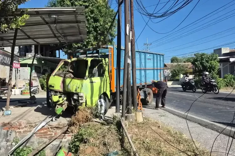 Apes, Truk yang Baru Dibeli dari Cilacap Nyungsep ke Parit di Ponorogo
