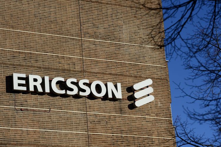 Logo Ericsson, perusahaan peranti telekomunikasi, di kantor pusat mereka di Stockholm. Gambar diambil pada 7 November 2012. 