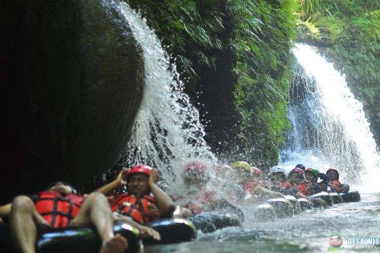 Ilustrasi wisatawan yang mengikuti aktivitas di Santirah River Tubing, Desa Wisata Selasari.