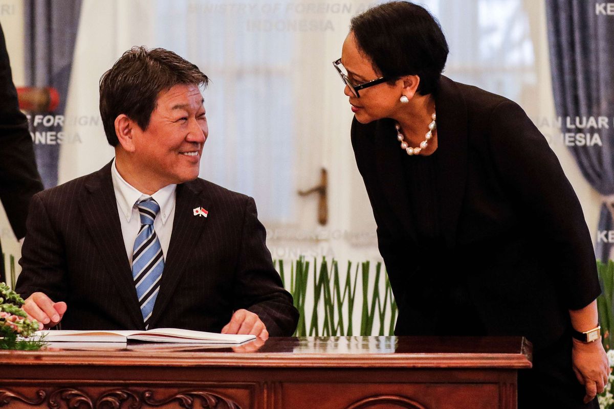 Indonesian Foreign Minister Retno Marsudi (right) talks with Japanese Foreign Minister Motegi Toshimitsu during the latter's visit to Jakarta on Tuesday (10/1/2020).