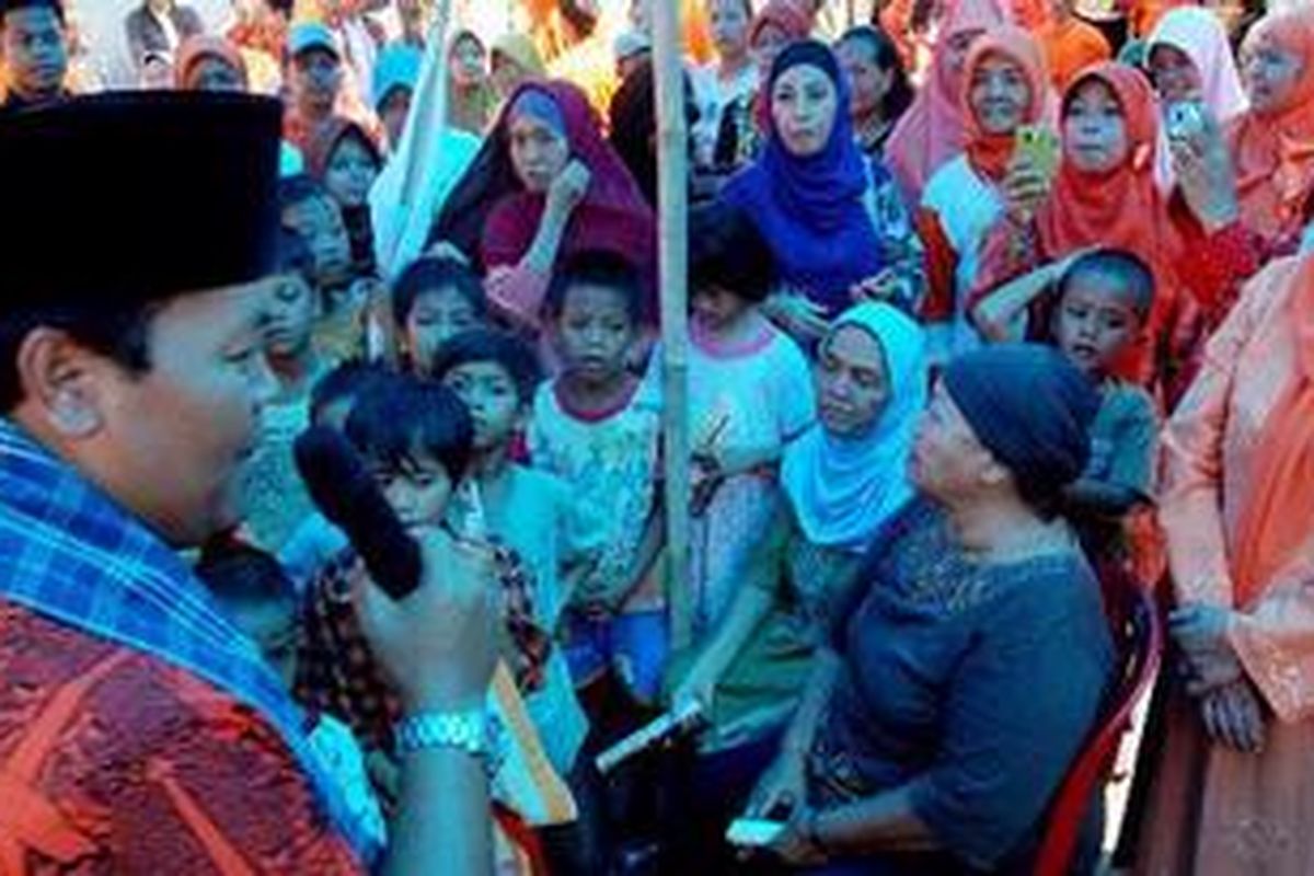 Calon Gubernur DKI Jakarta nomor urut empat, Hidayat Nur Wahid (kiri) berkampanye di Pasar Kedip, Kebayoran Lama, Jakarta, Senin (2/7/2012). Selain bersilahturahmi dengan warga sekitar, Hidayat juga mengadakan pengobatan gratis. 